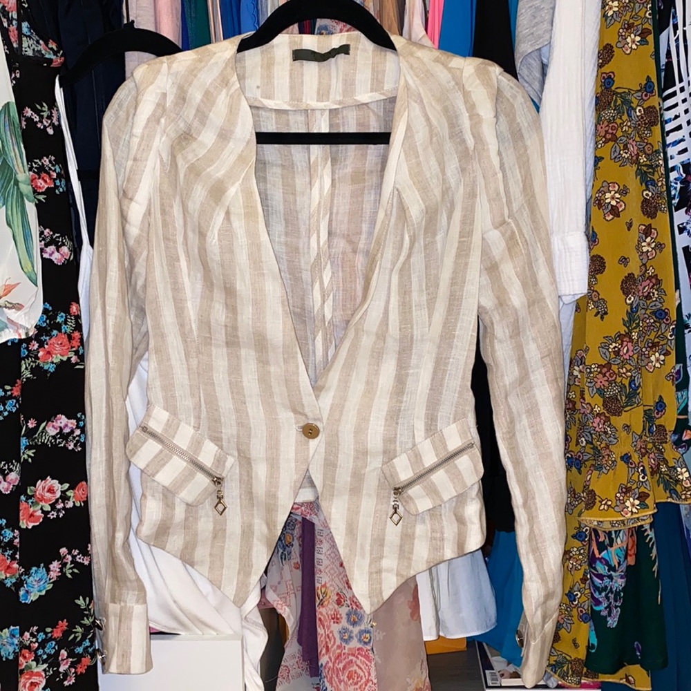 🎉JUST MARKED DOWN FROM $75!!🎉Beautiful TOV Linen Blazer